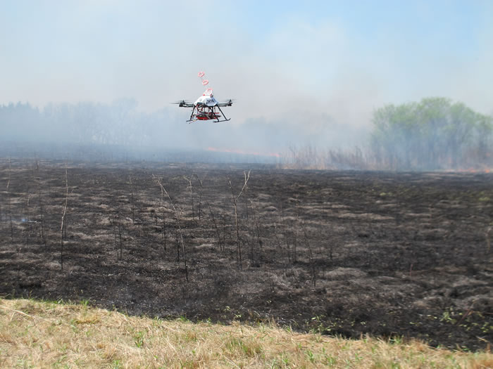 美国研究人员测试对抗草原火灾的新工具——无人机
