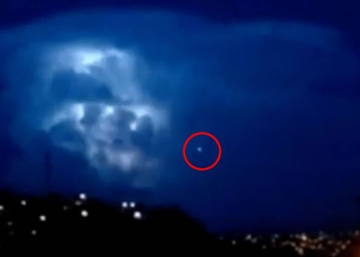 巨大的黑云内,除了不断闪电,更一度出现光点(红圈示)。