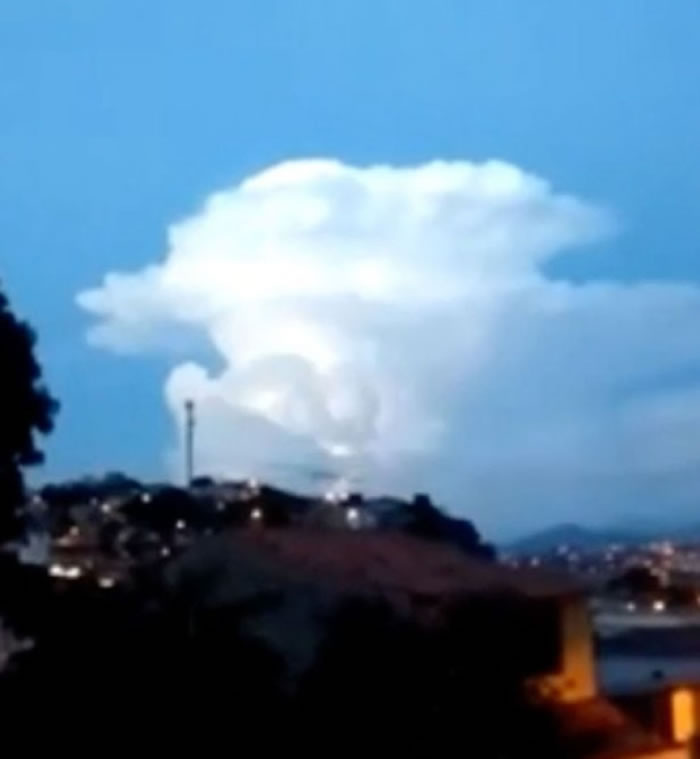 拍片的网民表示,见到奇怪的风暴由南方迫近。