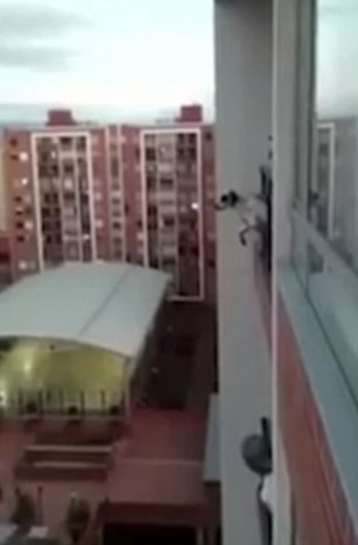 ���ױ��Ǻڰ׻�������10���¥����̨�϶������� ��֩���ˡ��������