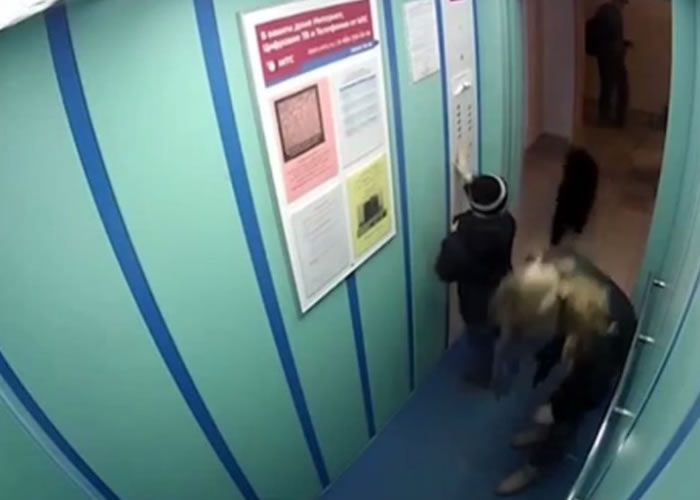 该对母子进入电梯后,狗狗突然冲进来。