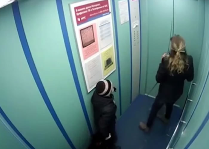 该母亲想把狗带踢进电梯内,但已慢了一步。