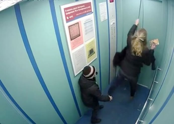 狗狗最后幸挣脱跌下来,逃过被吊死的厄运。