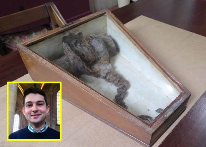 卡梅伦(小图)希望找出该撮头发的主人是谁,发现发上有类似喷发胶的痕迹。