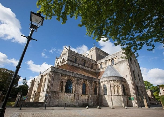 该撮头发是于拉姆西修道院(图)一个灵柩内发现。