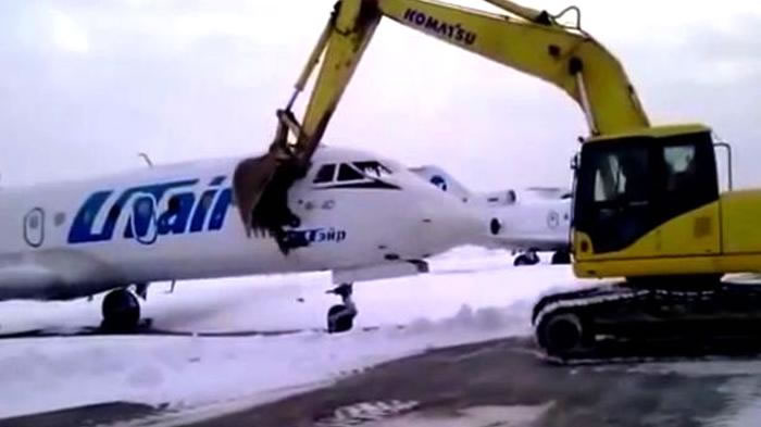 战斗民族:俄罗斯机场员工得知被炒后操控挖泥车挥舞巨型铁铲狂砸客机泄愤