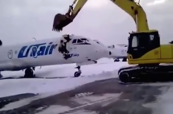 战斗民族:俄罗斯机场员工得知被炒后操控挖泥车挥舞巨型铁铲狂砸客机泄愤