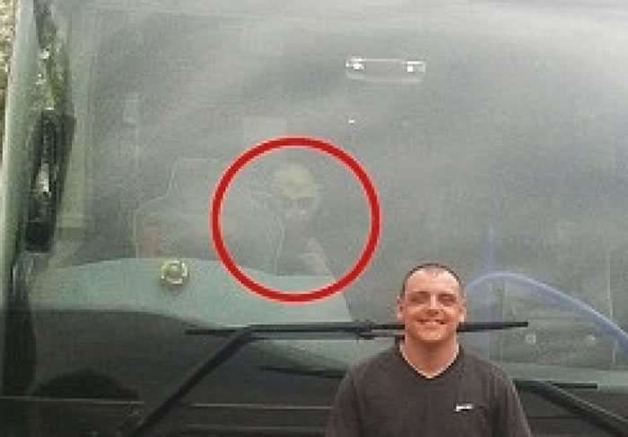 英国男子与巴士合照 挡风玻璃惊现外星人脸?