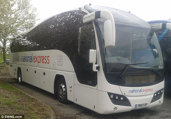 英国男子与巴士合照 挡风玻璃惊现外星人脸?