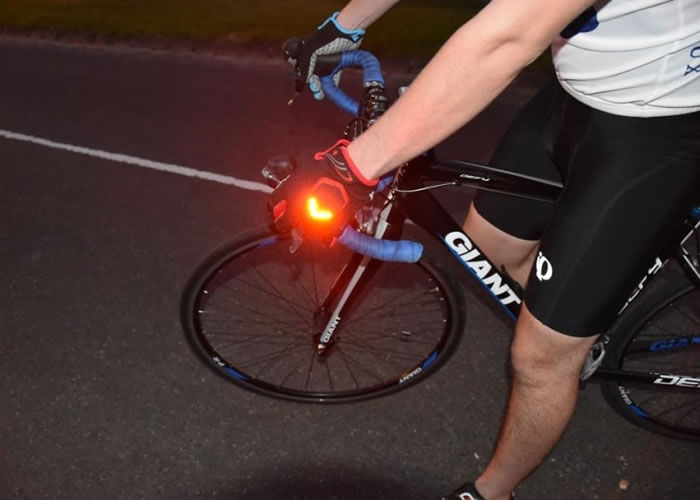单车人士戴上后便能警示其道路使用者。
