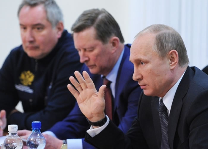 普京(右)与太空部门的官员开会。