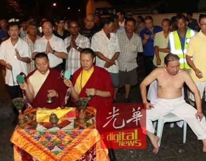 在屋前设坛诵经焚香