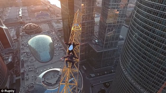 战斗民族:俄罗斯青年徒手攀爬大厦吊臂 单手将自己悬挂