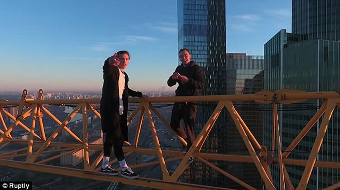 战斗民族:俄罗斯青年徒手攀爬大厦吊臂 单手将自己悬挂