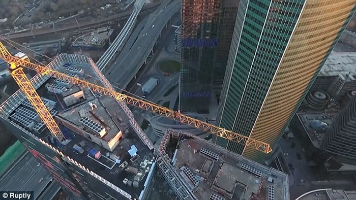 战斗民族:俄罗斯青年徒手攀爬大厦吊臂 单手将自己悬挂