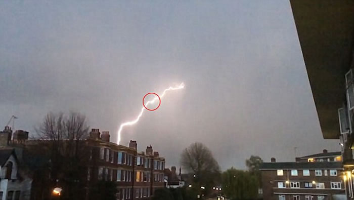 Ӣ���׶��Ͽ�3�ܷɻ��Ⱥ����׻�