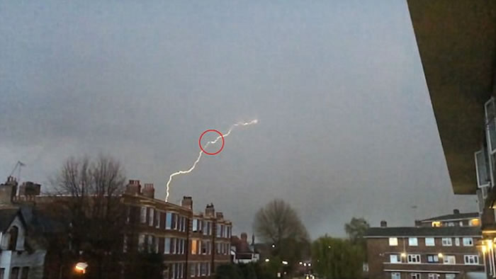 Ӣ���׶��Ͽ�3�ܷɻ��Ⱥ����׻�