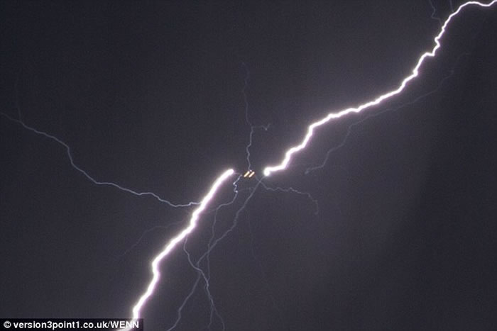 Ӣ���׶��Ͽ�3�ܷɻ��Ⱥ����׻�