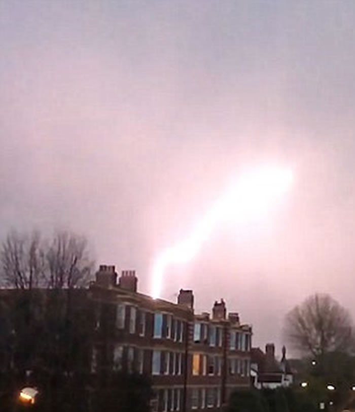 Ӣ���׶��Ͽ�3�ܷɻ��Ⱥ����׻�