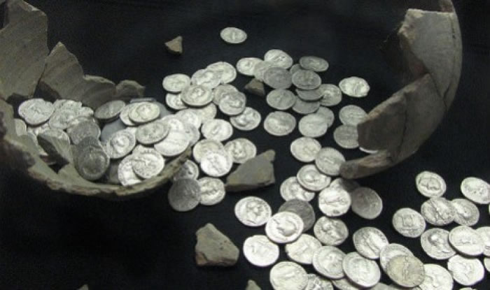 被发现的古罗马钱币看似全新,从未流通。