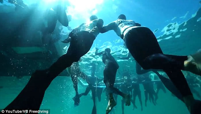 一口气潜122米 新西兰男子William Trubridge刷新自由潜水世界纪录