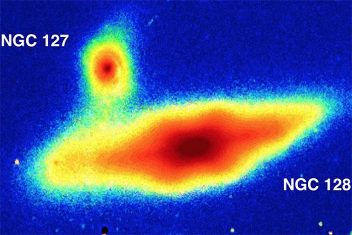 利用哈勃太空望远镜和斯隆数字巡天的数据,研究人员意识到,他们正在研究的其中两个星系NGC-128和NGC-2549都相当异常