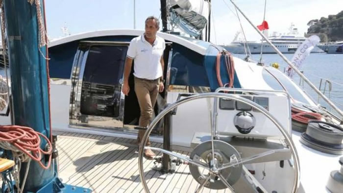 霍恩驾驶帆船离开摩纳哥。