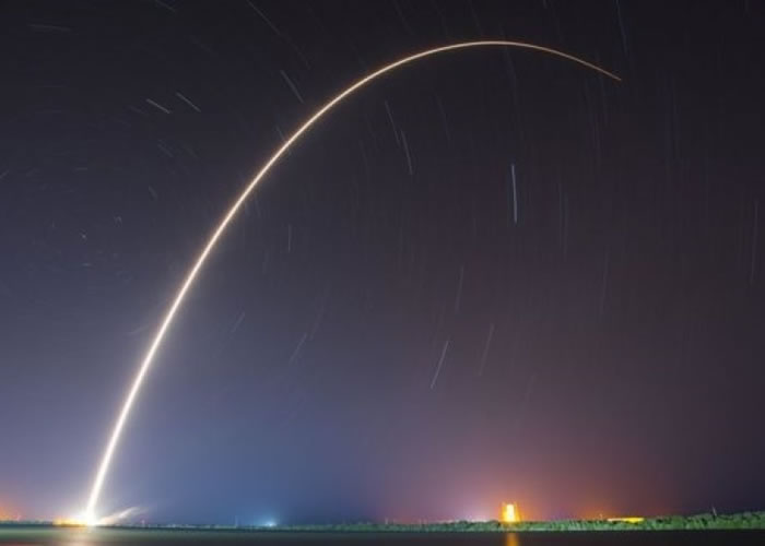 火箭划破夜空。