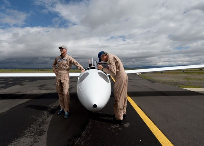 恩德斯(左)与佩恩(右)为飞行作最后准备。
