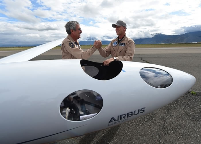 珍珠楼二型降落后,佩恩(左)与恩德斯(右)握手。