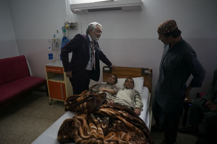 教授阿克拉姆(左)称医学界正积极研究两兄弟的病因。