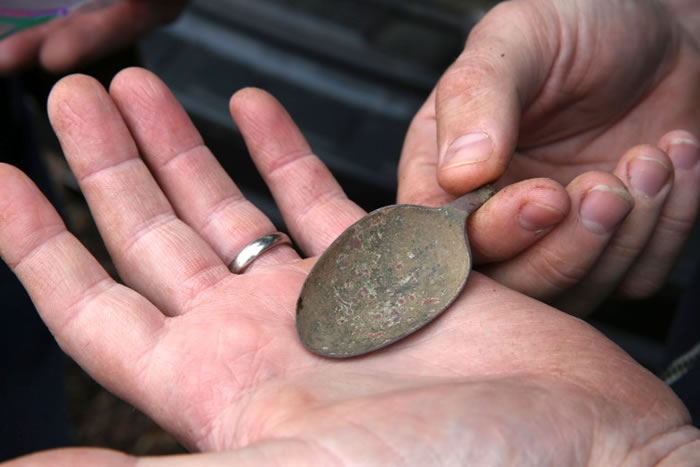 考古团队发现多件历史文物。