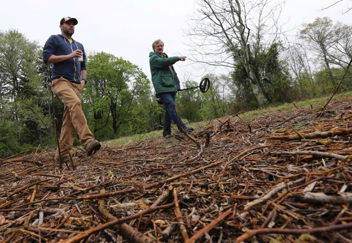 斯特佩(图右)相信文物有助研究美国独立战争的历史。