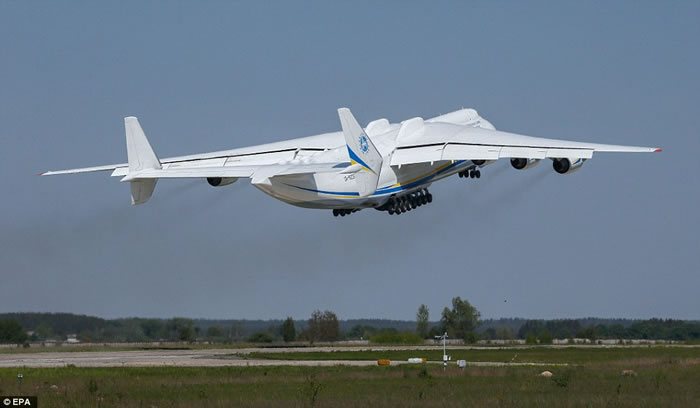 全球最巨型飞机安225从乌克兰首都基辅出发 运117吨发电机赴澳洲