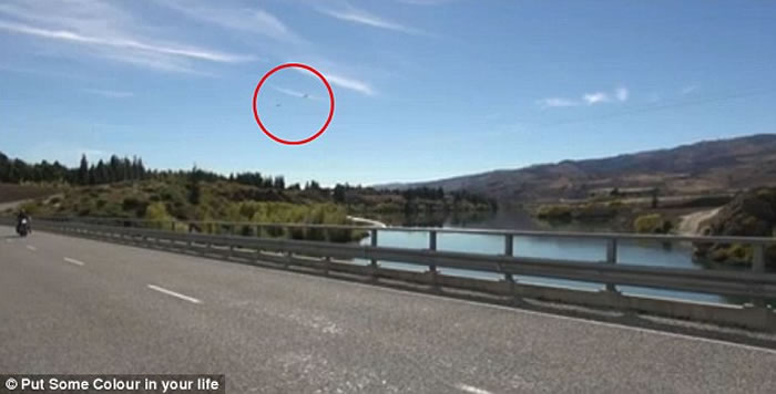 2014年澳大利亚摄制组人员意外地拍摄到新西兰上空出现不明飞行物，之后不明飞行物远离消失在空中。