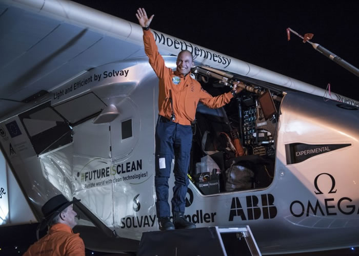 皮卡尔步出机舱,向支持者挥手致谢。