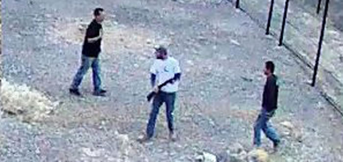 3人翻进围墙并朝大门的锁开了10枪