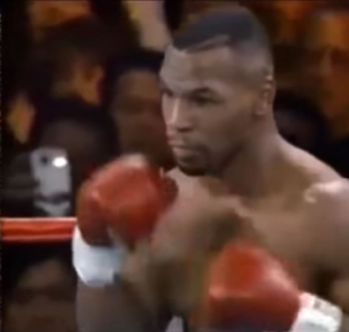 时光旅行是真的吗:拳王泰森1995年拳赛中竟出现智能手机?