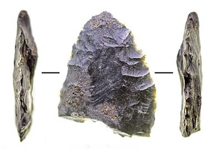 考古学家在遗址掘到的双刃石刀。