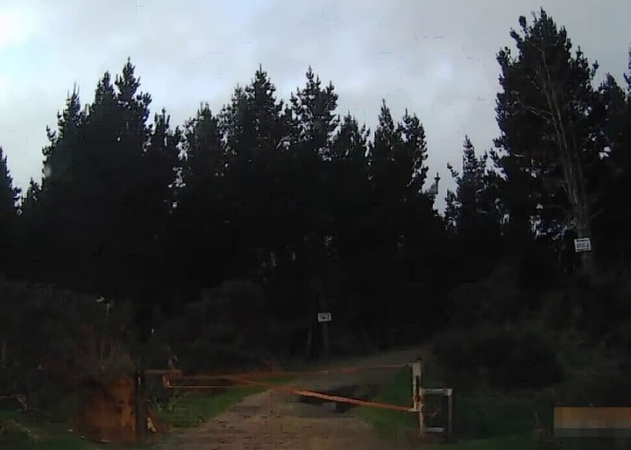 驾车者抵达原应自由出入的狩猎区,发现加设了一道铁栏。