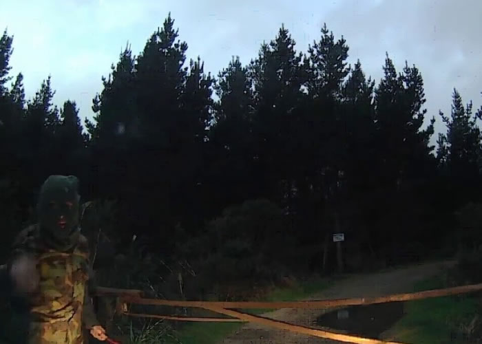 蒙头男子上前质问驾车者。