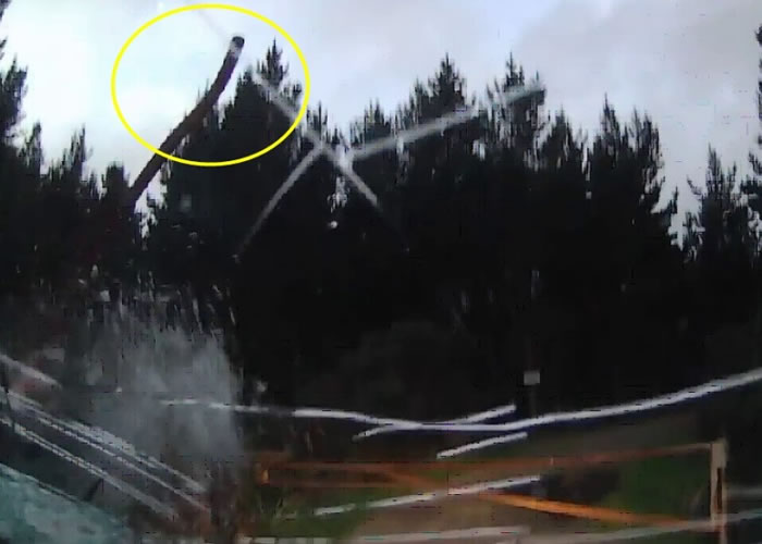 蒙头男子突然举起铁笔(黄圈)重击挡风玻璃。