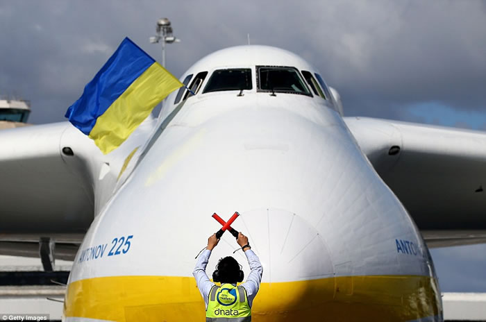 全球最巨型飞机安225降落澳洲珀斯 5万人见证历史时刻