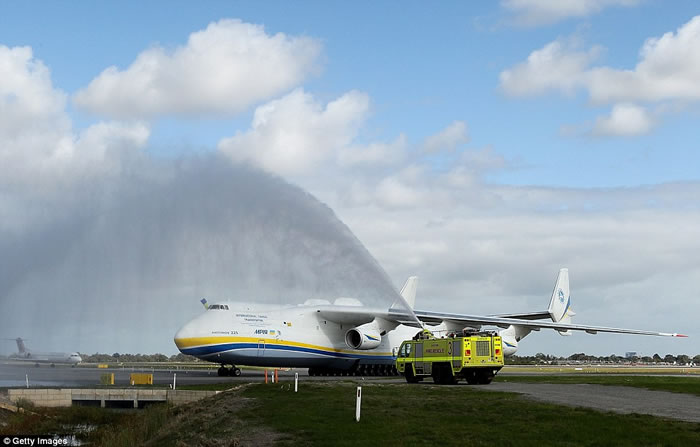 全球最巨型飞机安225降落澳洲珀斯 5万人见证历史时刻