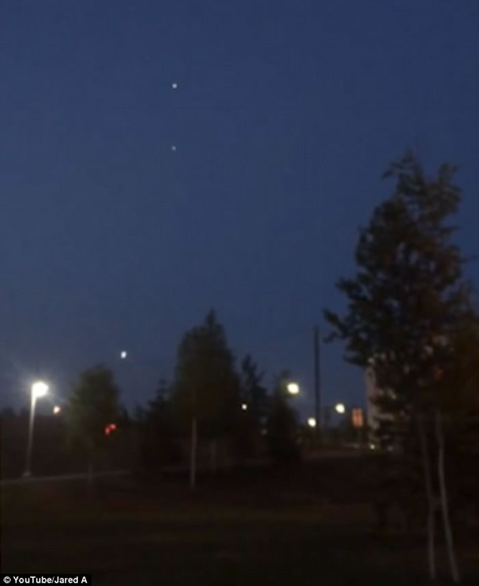美国阿拉斯加夜空出现神秘光球 突然一分为三