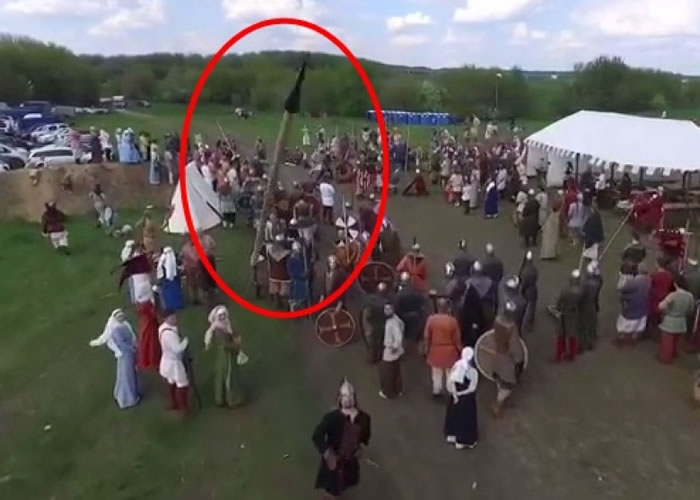 有参加者用长矛(红圈示)击下无人机。