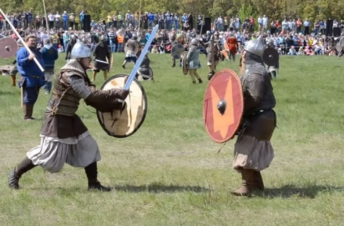 参加者穿戴中世纪服饰。