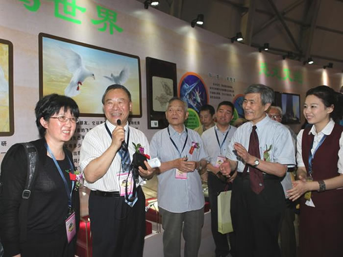 孙革馆长在恐龙展厅做解说