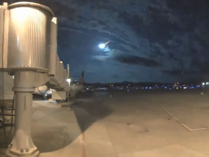 美国缅因州警察凌晨取缔违规超速时意外拍到陨石坠落