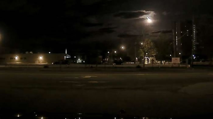 美国缅因州警察凌晨取缔违规超速时意外拍到陨石坠落